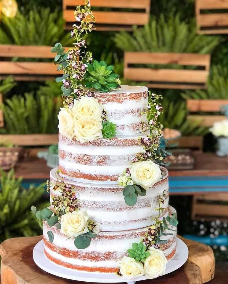 semi naked cake com flores