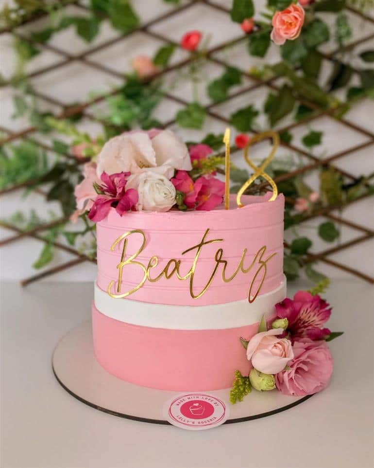 Bolo de 18 anos: modelos lindos e como fazer para celebrar a data  Bolo de  aniversário rosa, Bolo lindo de aniversário, Idéias de bolo de aniversário