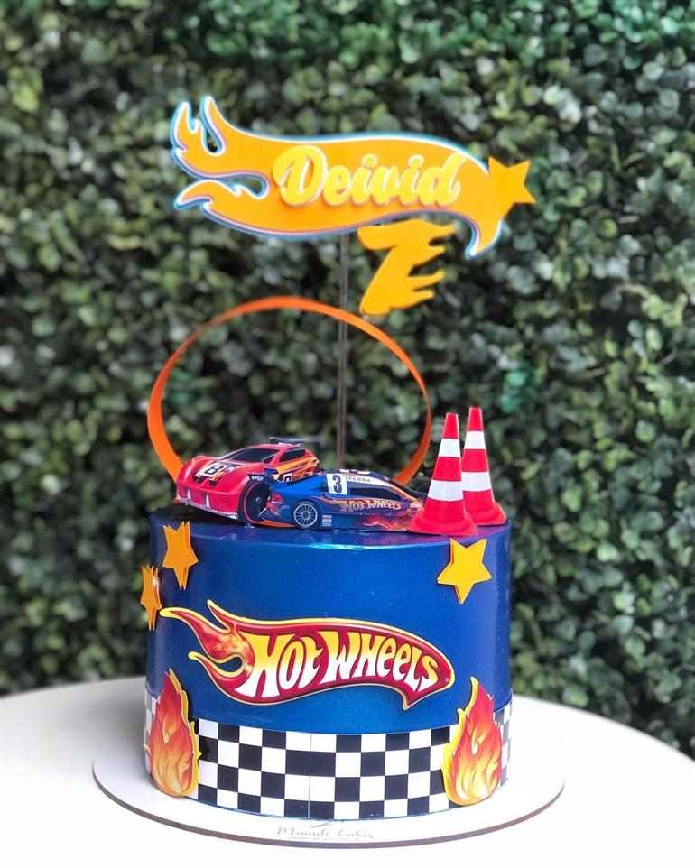 hot wheels decorado com chantilly