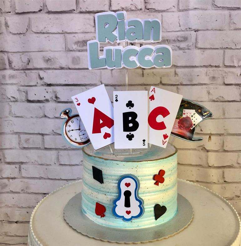 Bolo de Alice no País das Maravilhas masculino