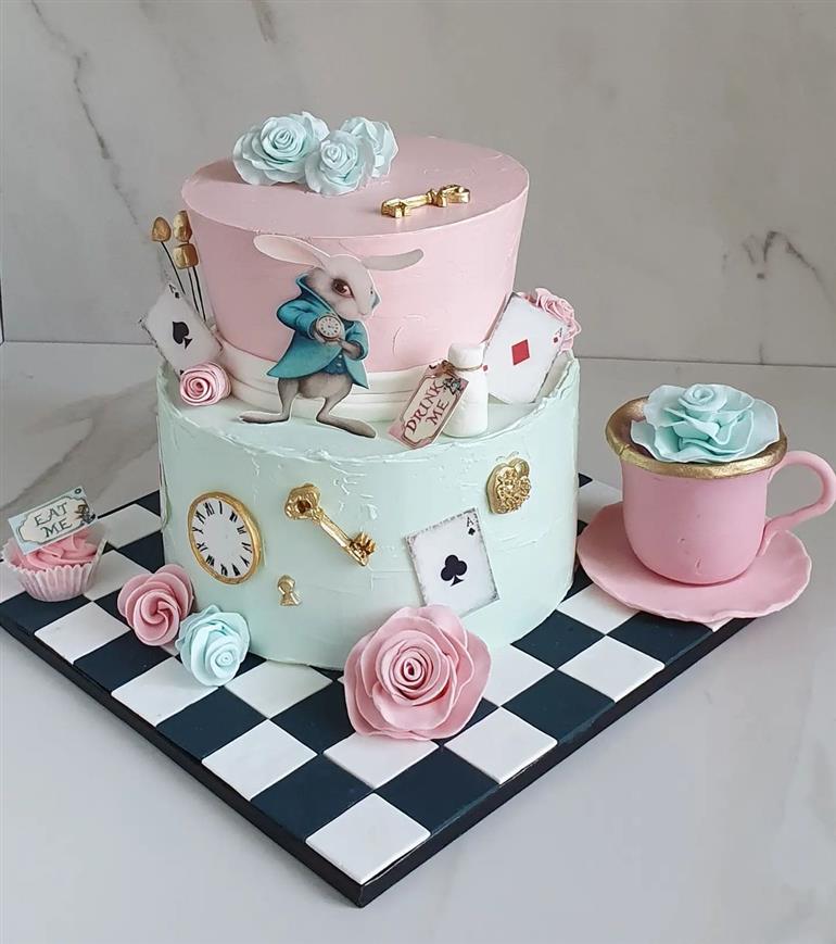 Bolo Alice no País das Maravilhas chantilly