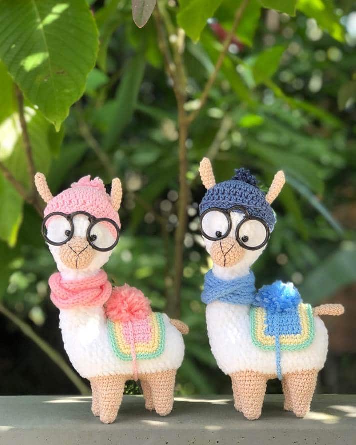 Lhamas amigurumi com óculos e touca