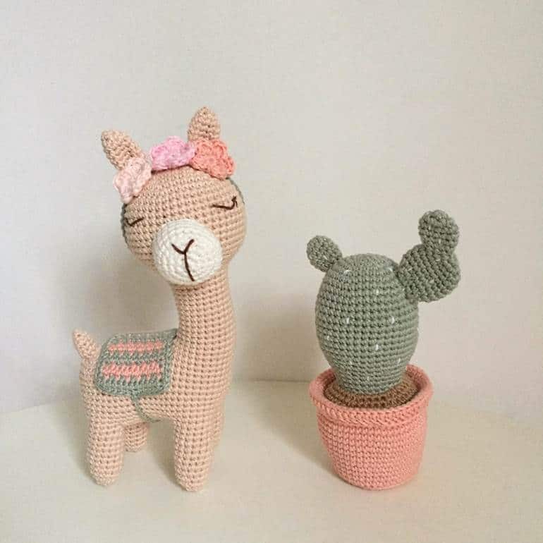 Lhama amigurumi com cactos