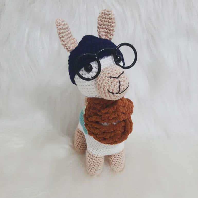 Lhama amigurumi com óculos