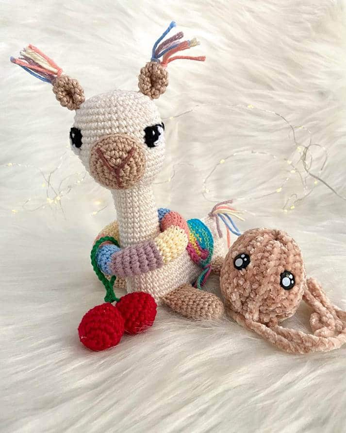 Lhama amigurumi e seu amigo