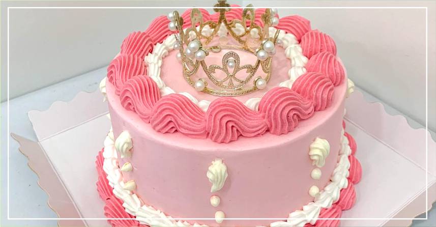 bolo rosa com coroa e chantilly