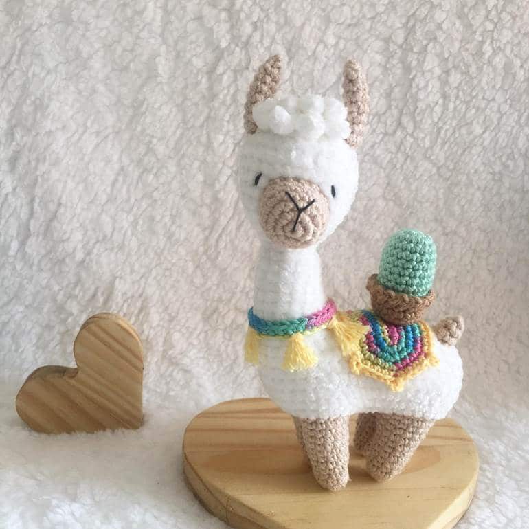 Lhama amigurumi com cactos