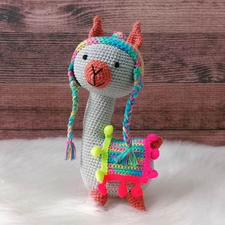 Lhama amigurumi com acessórios coloridos