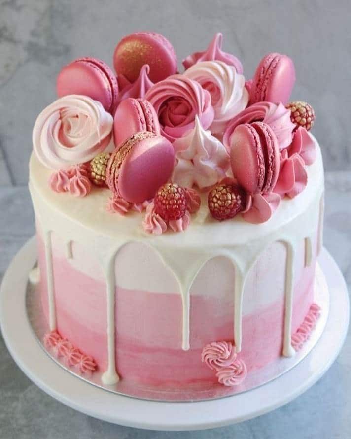 Bolo rosa com macaron 