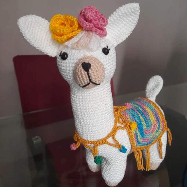 Lhama amigurumi com flores na cabeça