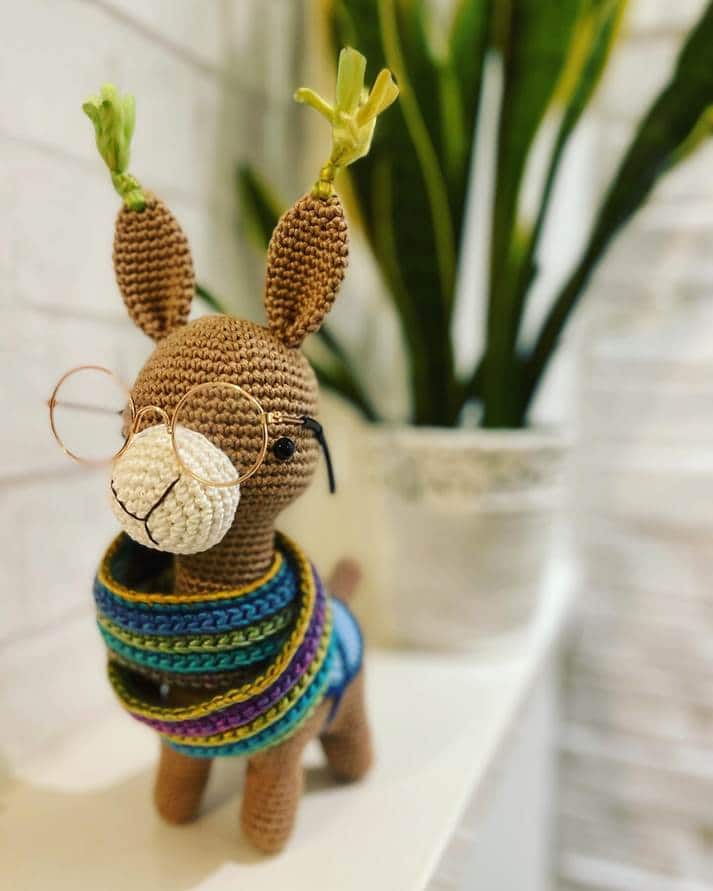 Lhama amigurumi com óculos