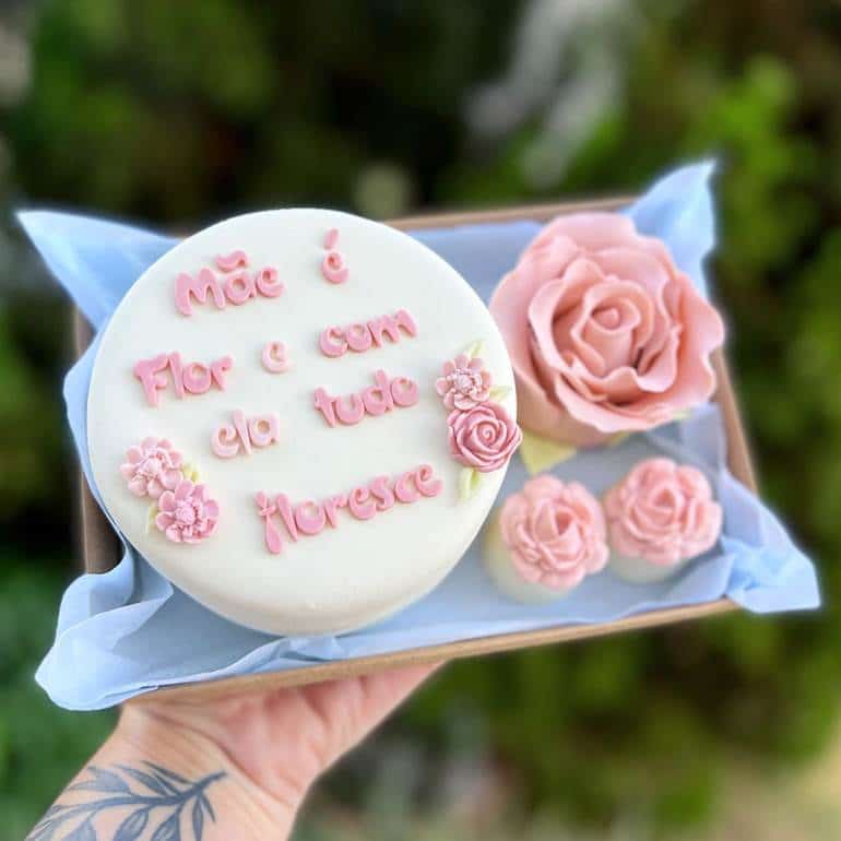 Bolo redondo com flores e frase para mães