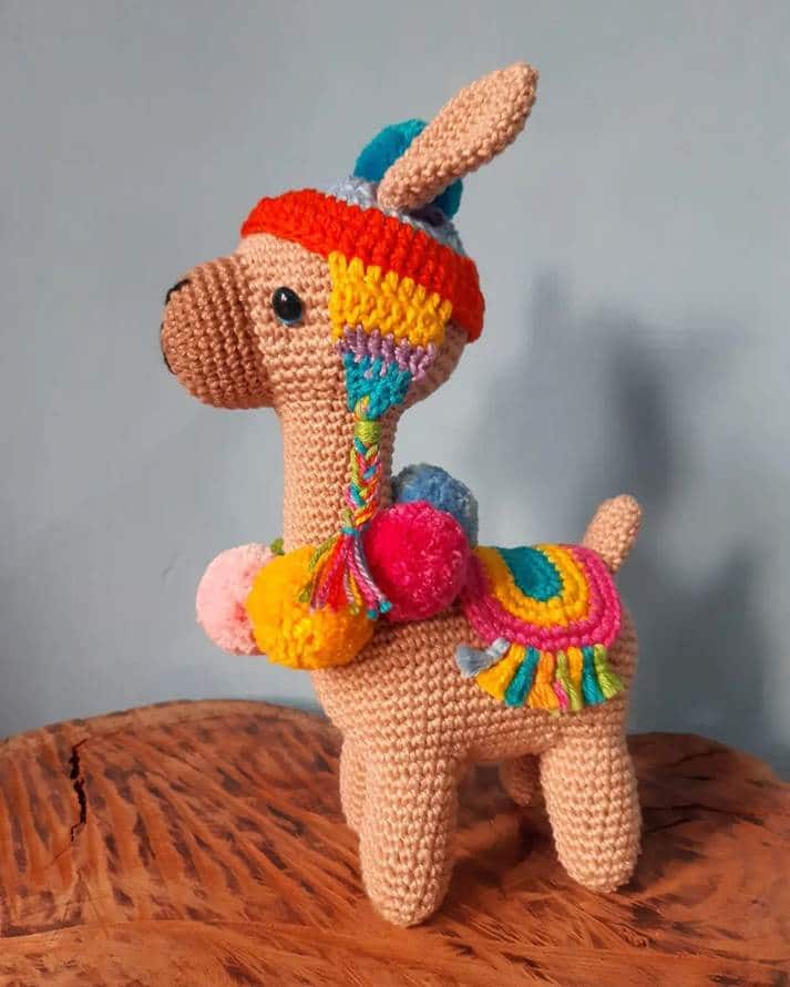 Lhama amigurumi com acessórios coloridos