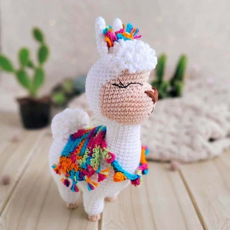 Lhama Amigurumi branca e com enfeites