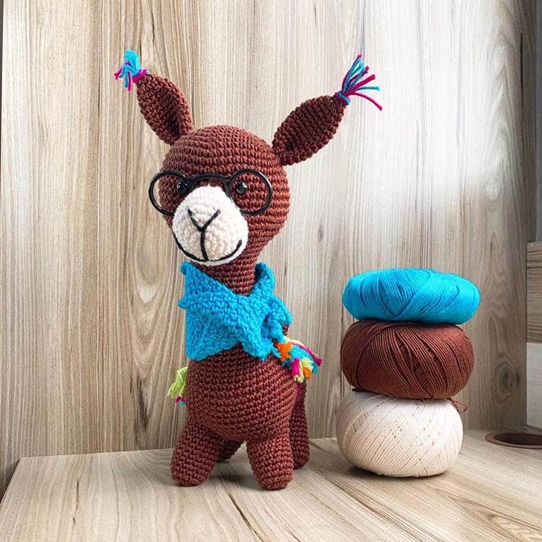 Lhama amigurumi marrom