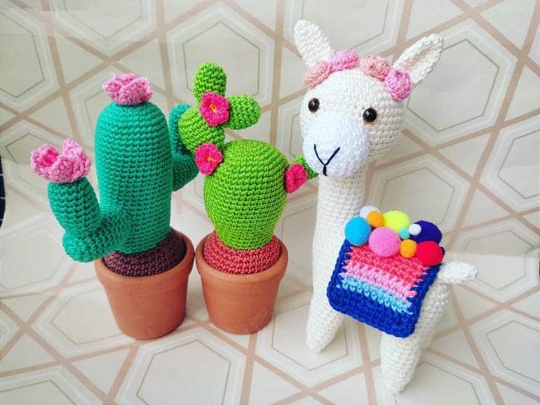 Lhama amigurumi com cactos