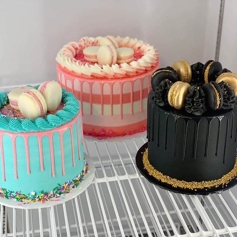 Bolo para mães drip cake preto azul e vermelho