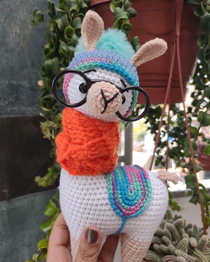 Lhama amigurumi de óculos