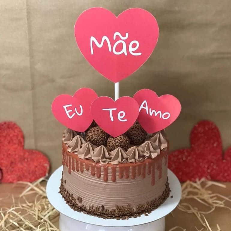 Bolo drip cake com corações de papel