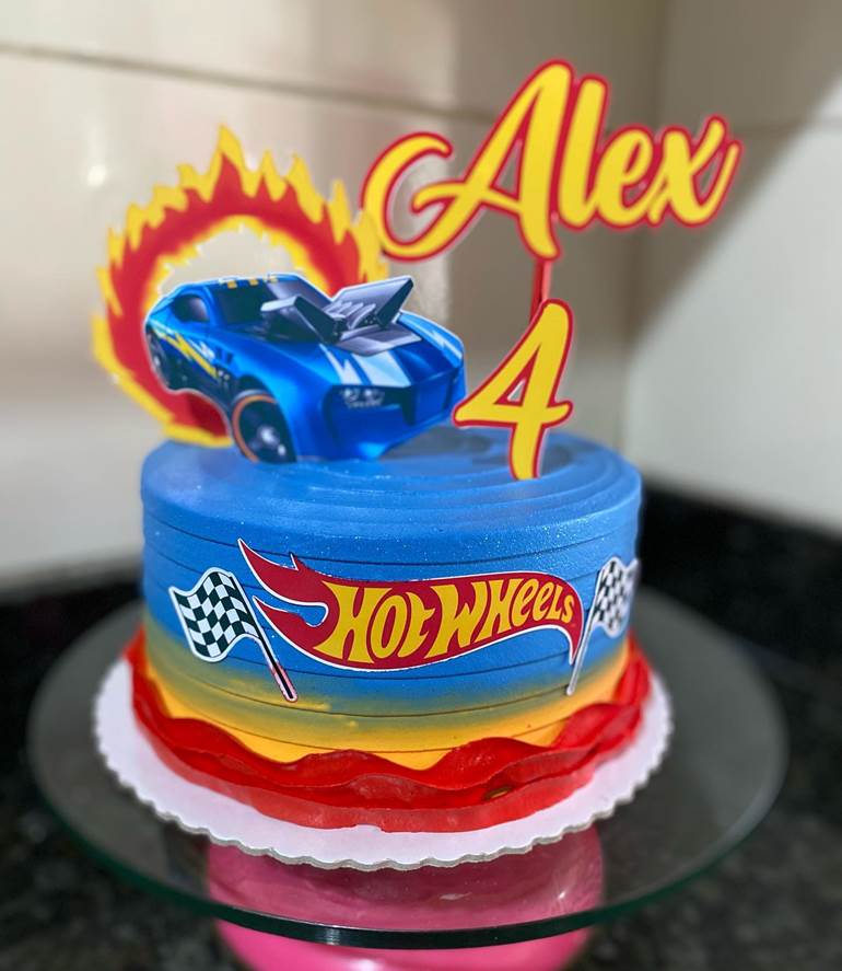 Bolo Hot Wheels de aniversário 