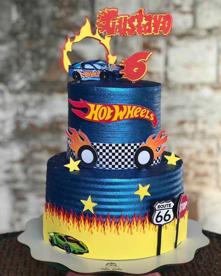 Bolo de chantilly dois andares infantil dos carros. 