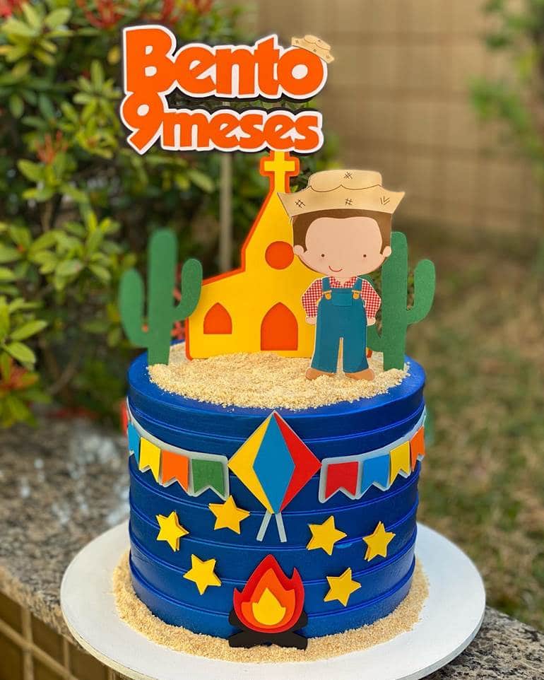 Bolo de festa junina azul escuro caipira