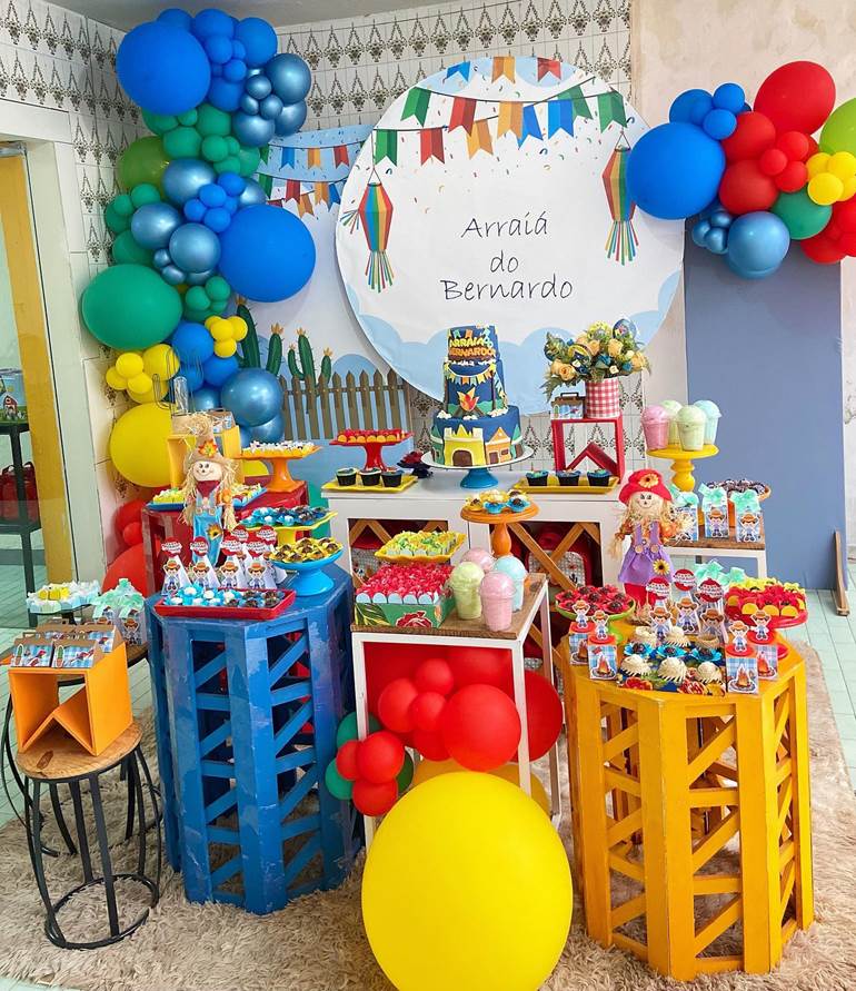 Decoração luxuosa de mêsversário