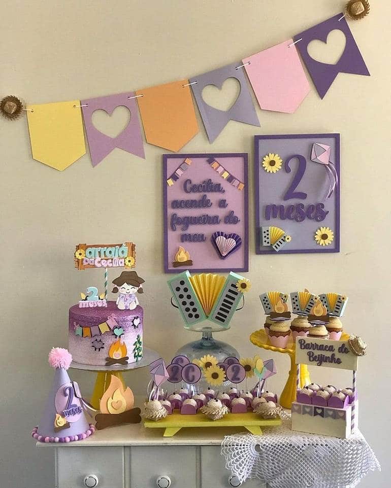 Decoração lilás mêsversário caipira