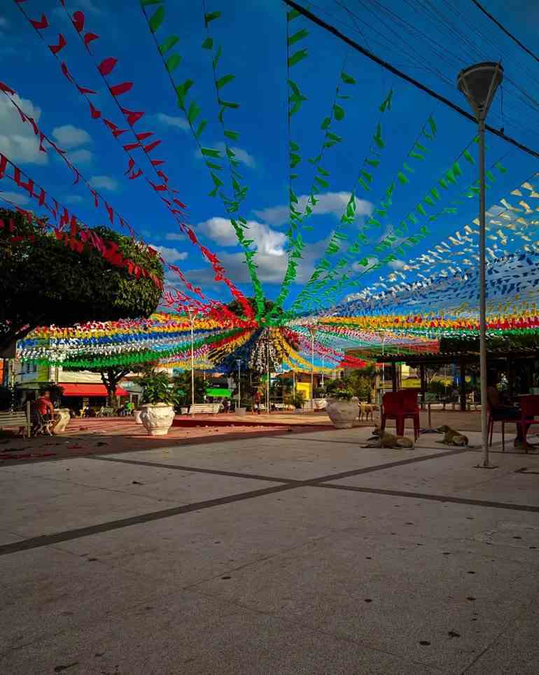 Decoração junina de rua com bandeiras