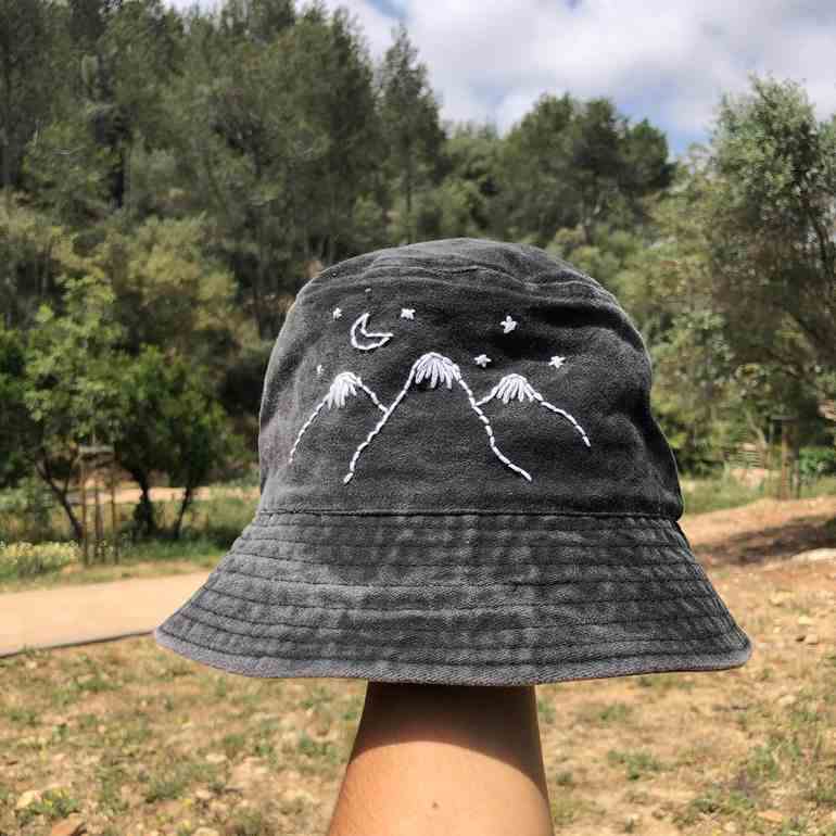 Bordado de montanhas em chapéu