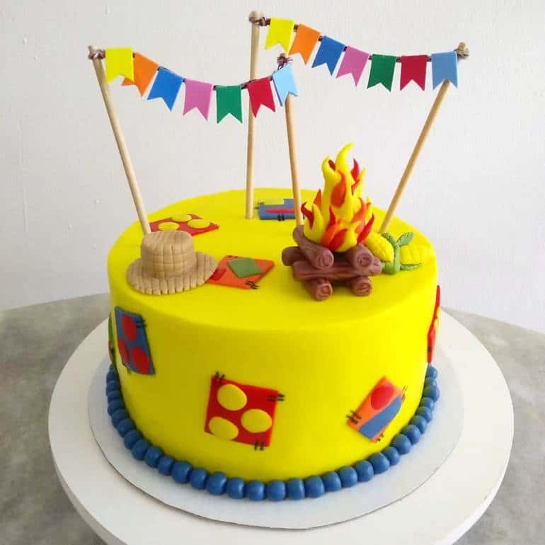 Bolo de pasta americana amarelo