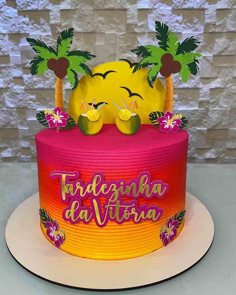 Bolo tropical com cores vivas