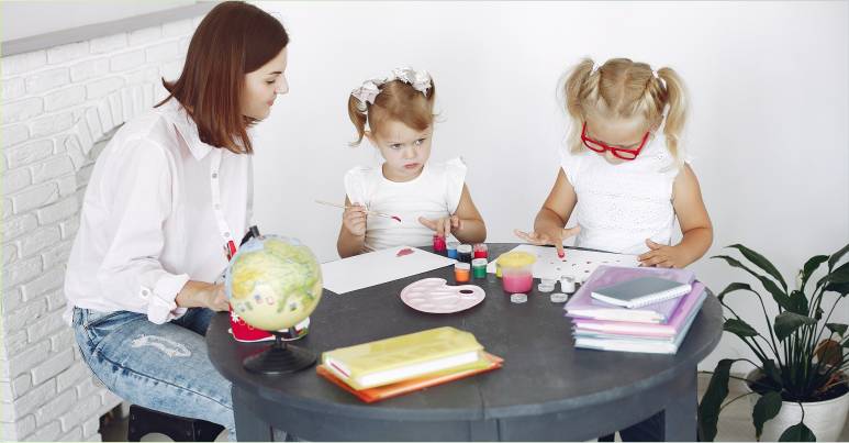 crianças aprendendo com pedagoga