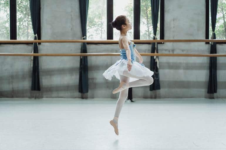 Criança dançando ballet