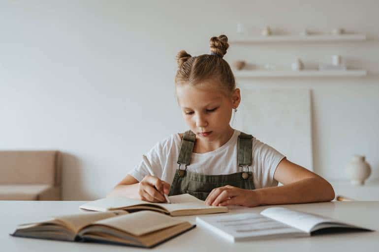 Criança escrevendo 