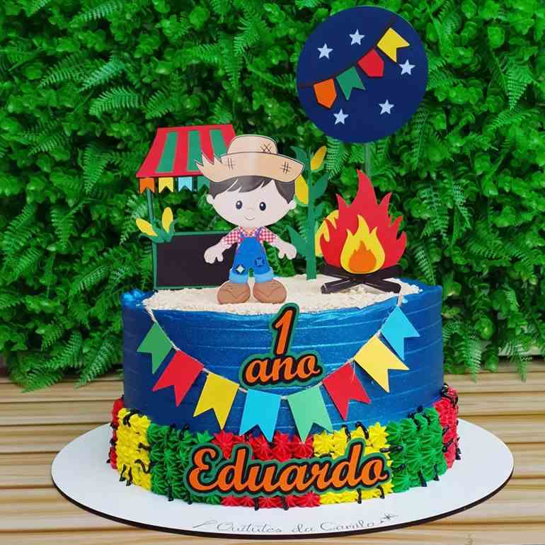 Bolo de festa junina azul masculino 