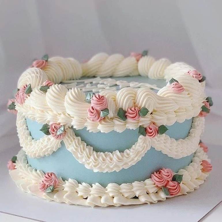 Bolo com chantilly azul e flores