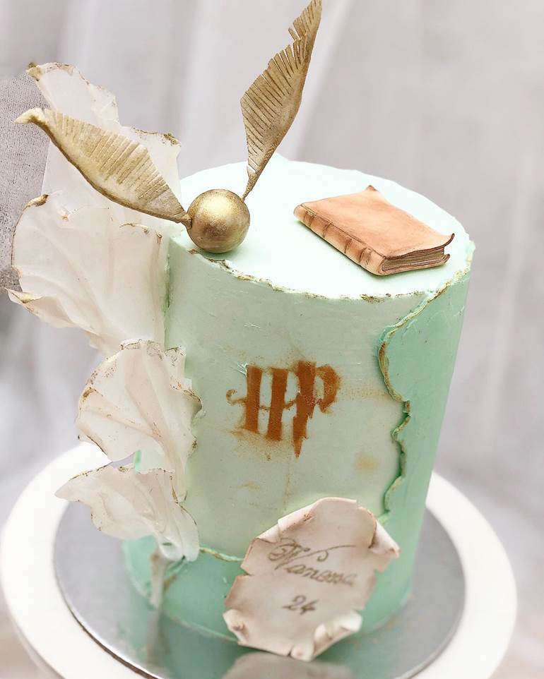 Bolo verde pastel com detalhes de Hogwarts