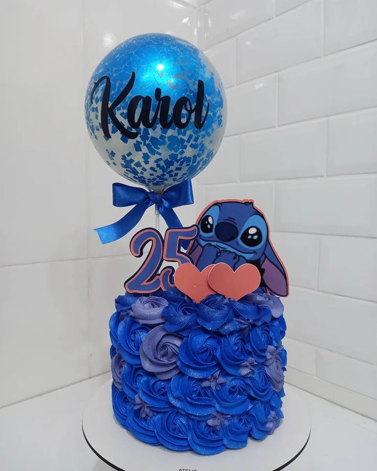 Bolo com balão azul de Stich