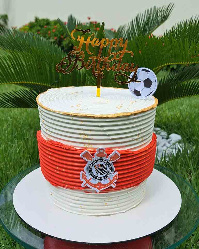 Bolo laranja e branco simples de futebol