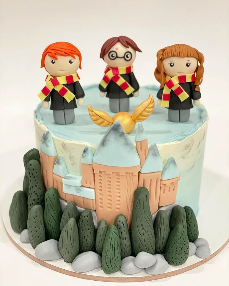 Bolo de Hogwarts com personagens em biscuit