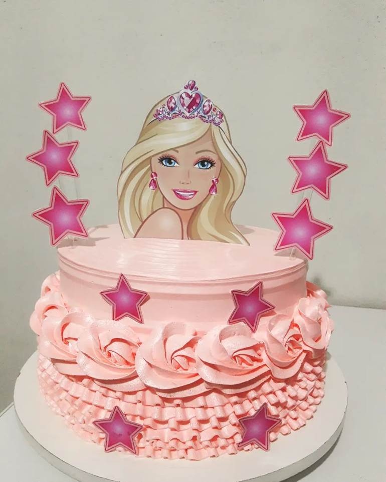 Bolo chantilly rosa pastel com estrelas