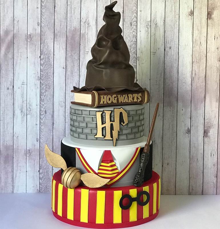 Bolo fake de andares de Hogwarts 