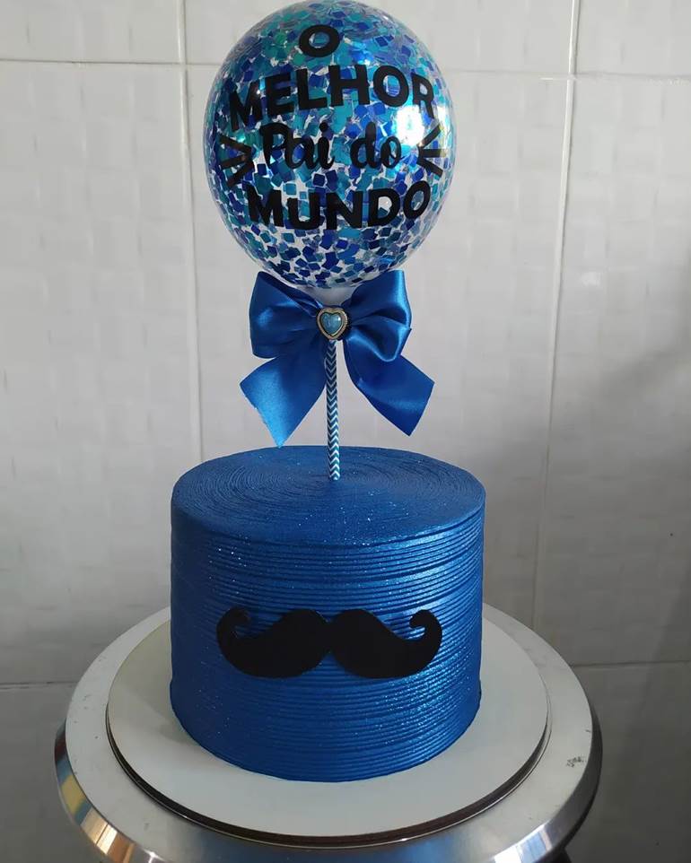 Bolo com balão azul escuro