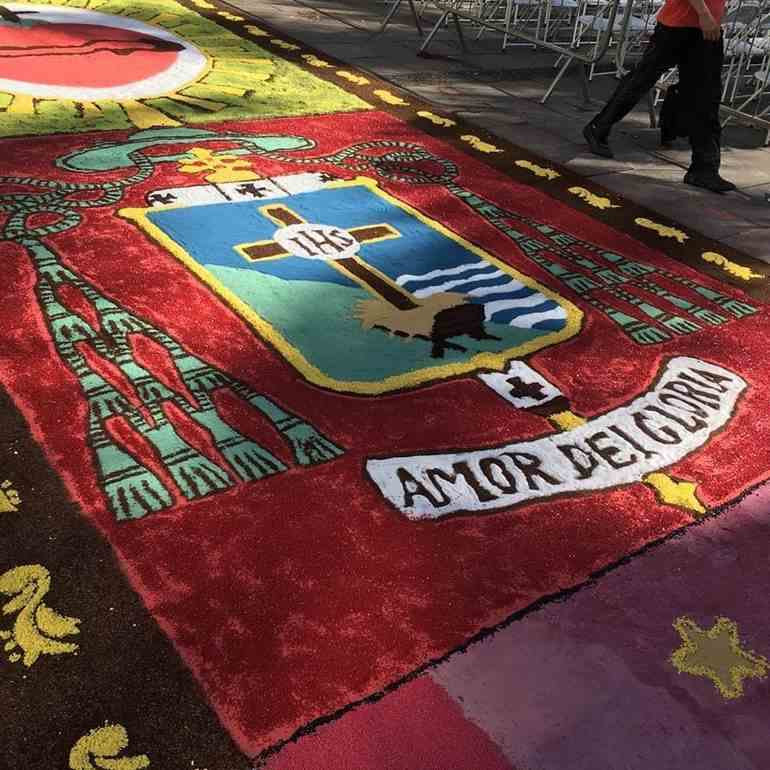 Tapete colorido feito à mão com símbolo religioso