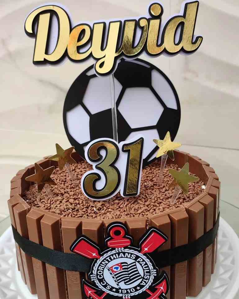 Bolo de chocolate com enfeites de futebol