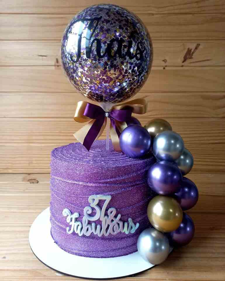 Bolo com balão roxo e glitter