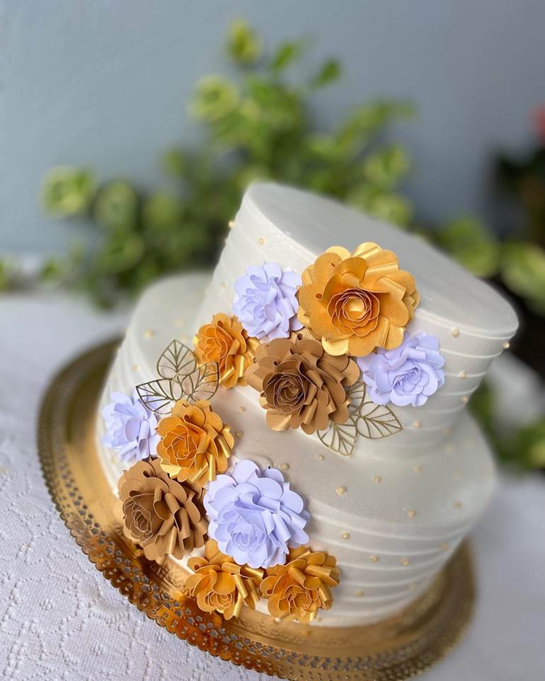 Seleção linda de bolos decorados com flores por @sabor_real_