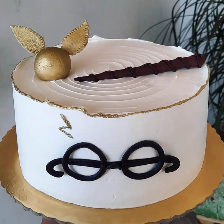 Bolo branco com objetos de Hogwarts