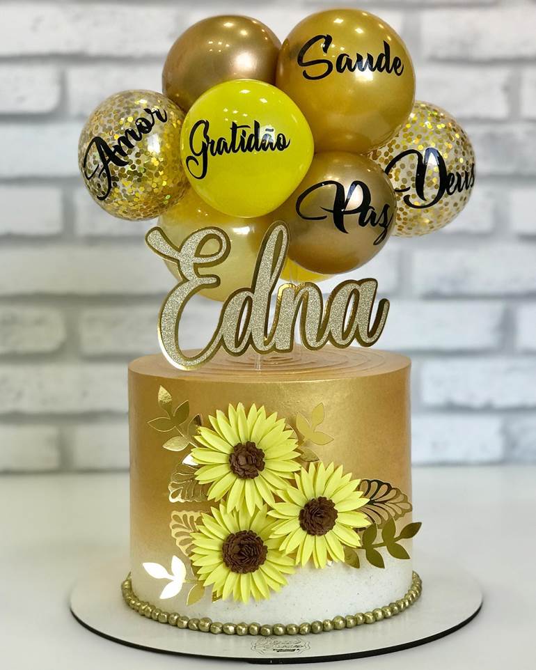 Bolo com balão dourado e amarelo